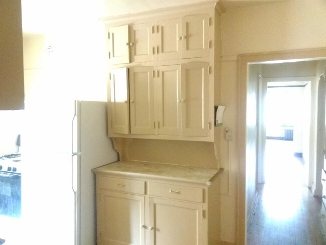 Built-in kitchen cabinetry